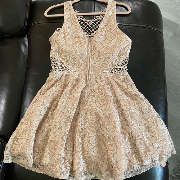 Jodi Kristopher Formal Pink/Peach Lace Dress Fit & Flare, Cut Out Dress. Size 13 - Picture 6 of 9